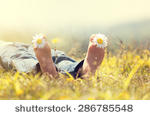 躺在草地上晒太阳